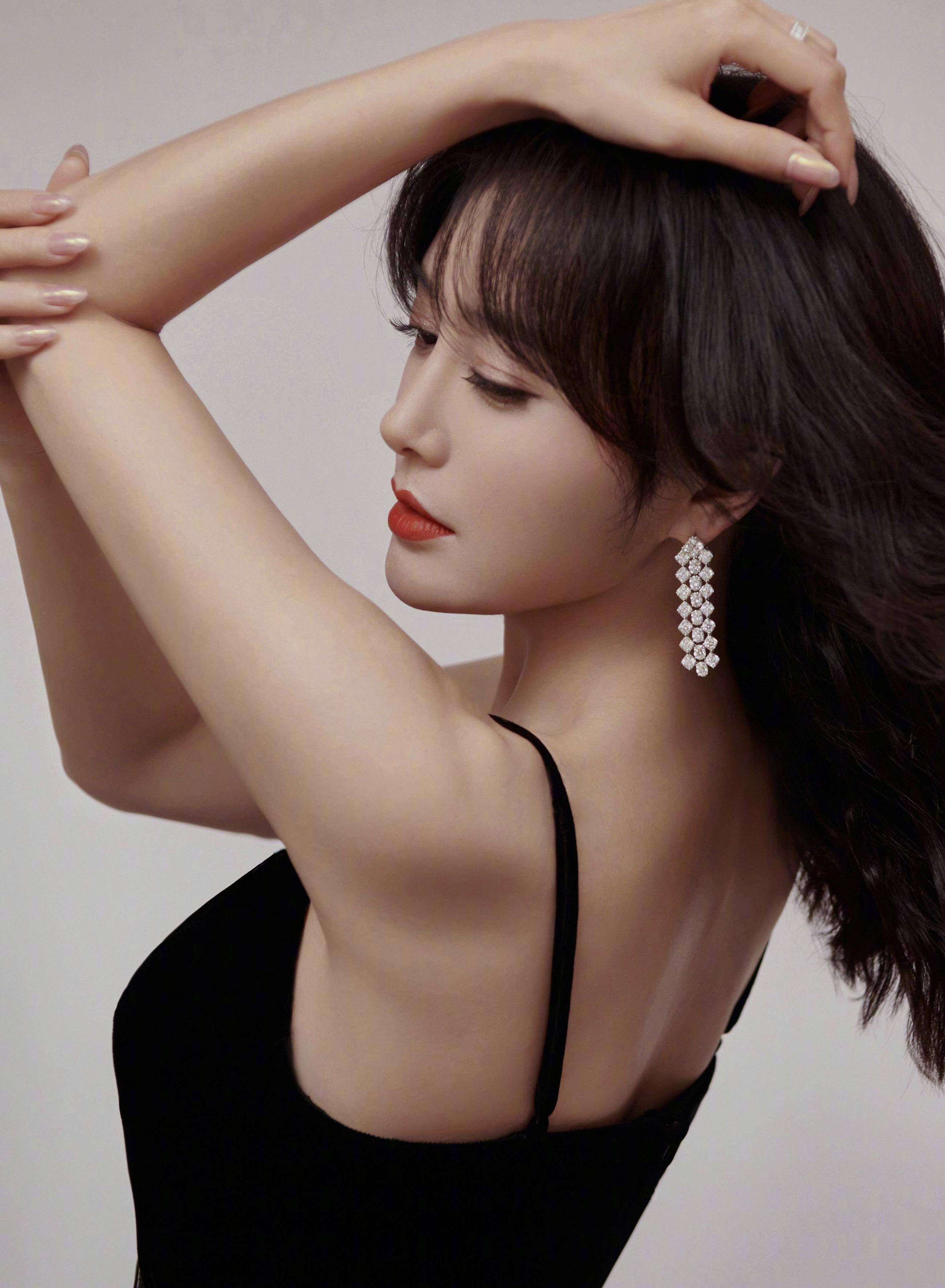 秦岚旅游度假写真,一袭红色吊带裙后背全镂空,在蓝天下格外显眼_设计