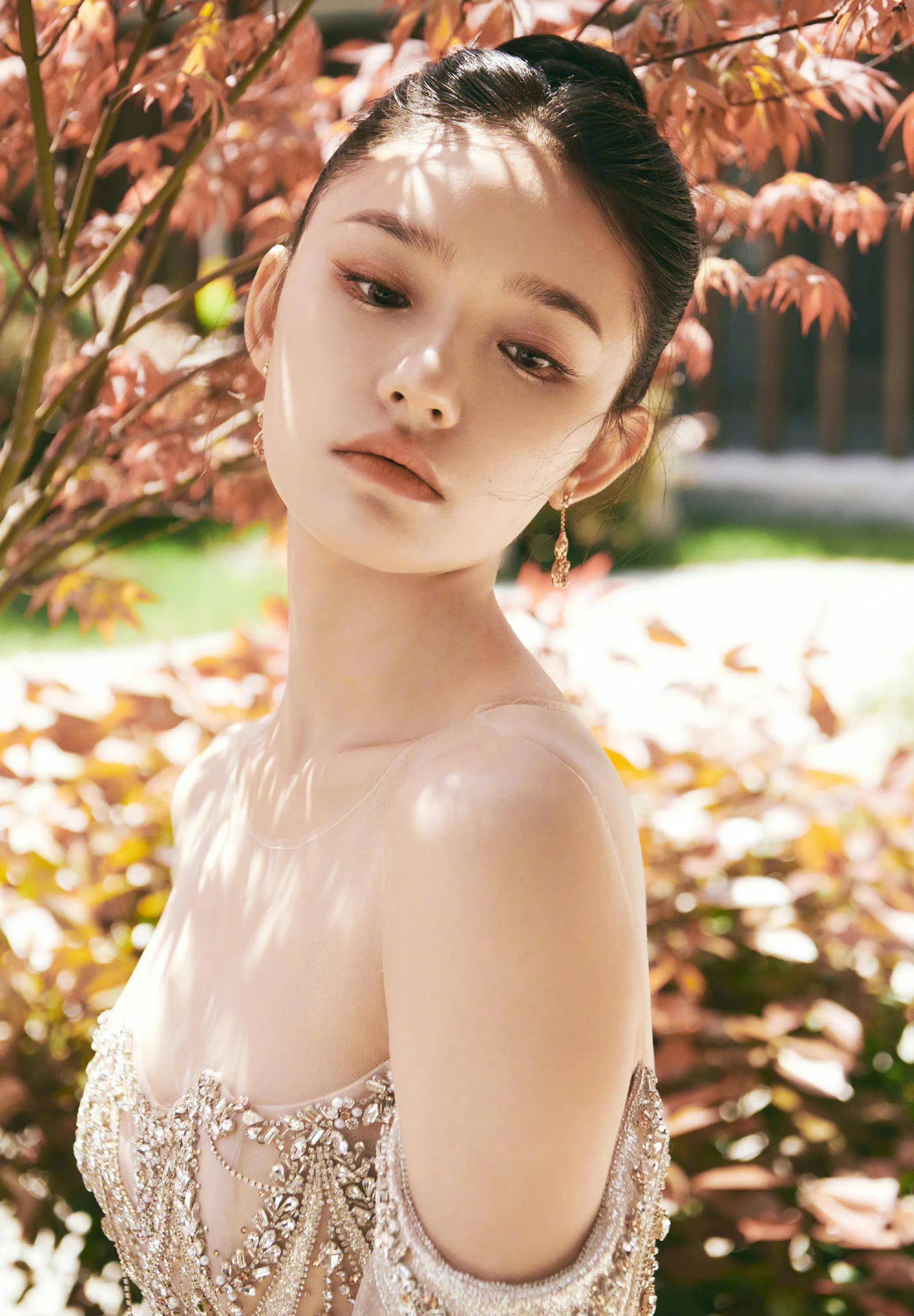 中国电影大数据盛典红毯 周冬雨穿深v骨感 林允透视装性感 袁泉飒爽