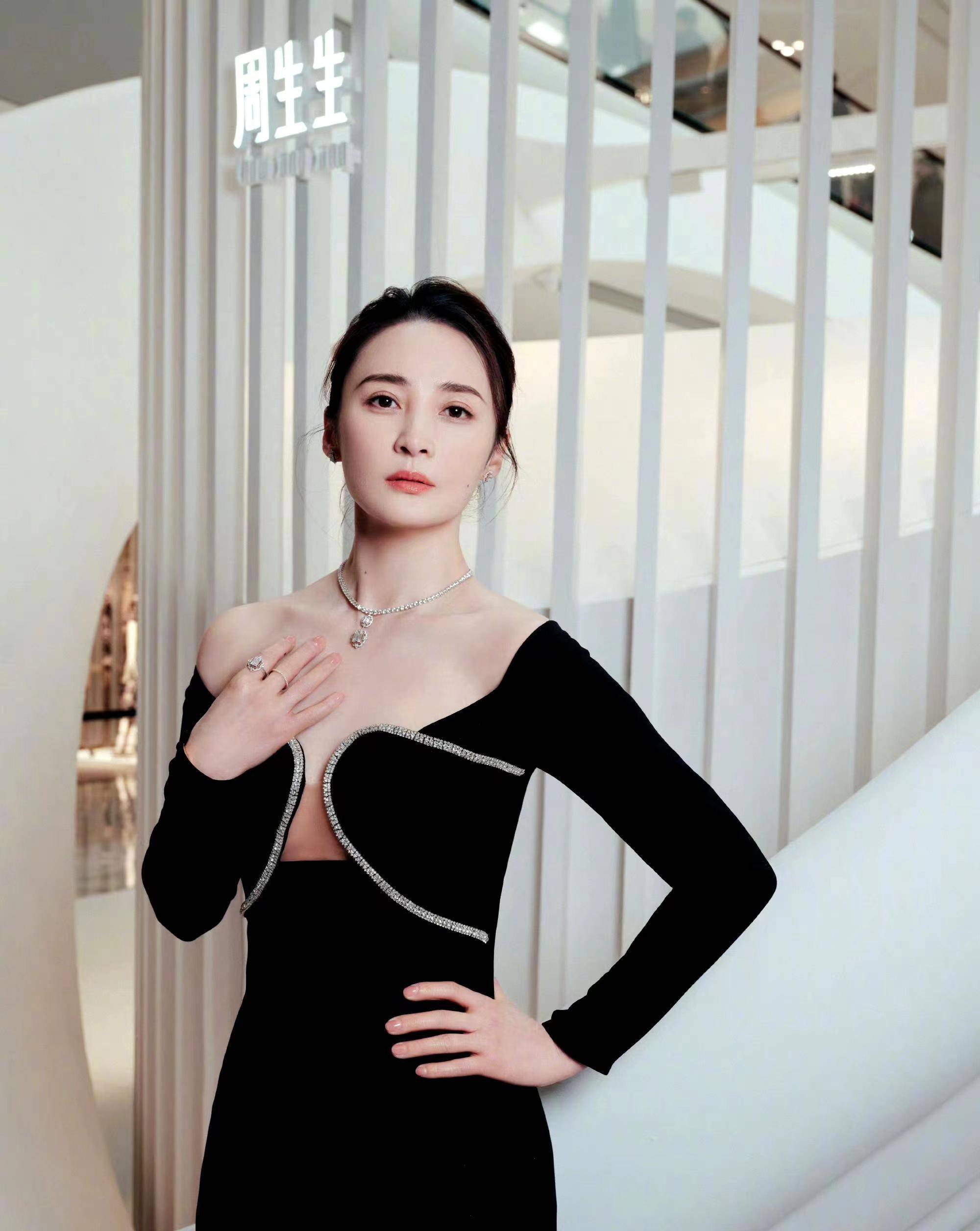 蒋勤勤出席活动,身穿一袭黑色露肩长裙,精致优雅又漂亮!