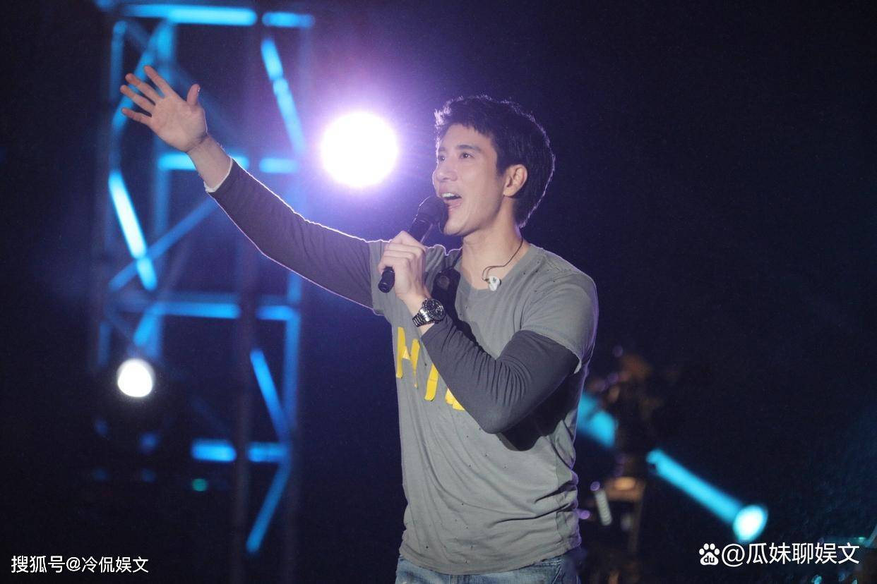 霍建华林心如组餐局,王力宏现场倾情演唱,网友:这是要回归吗?