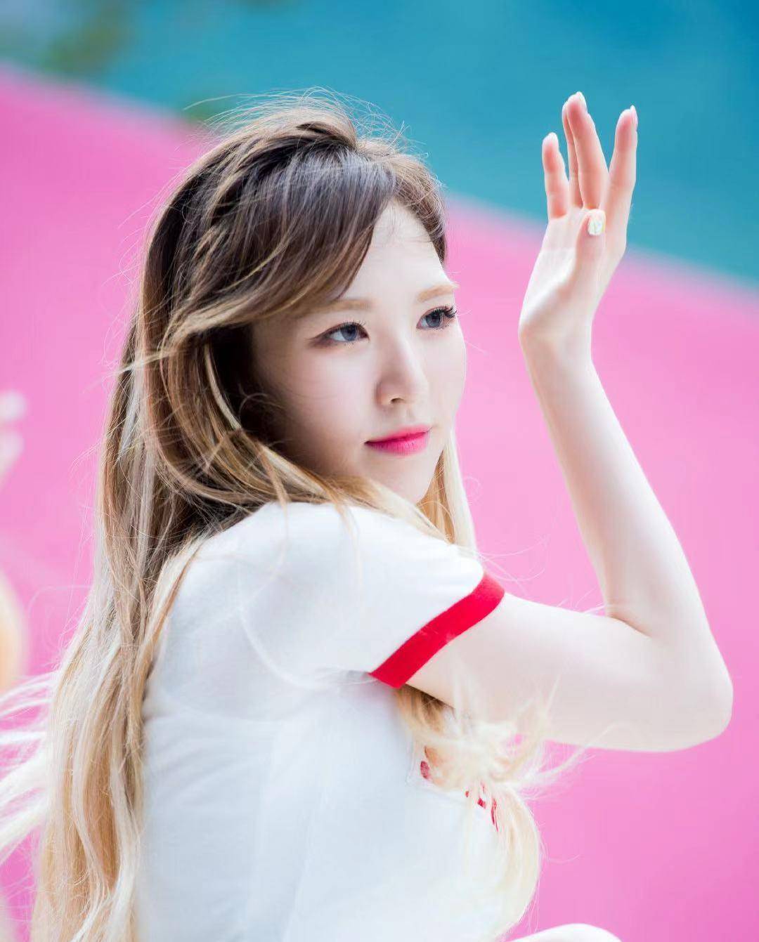 因演出受伤险些毁容,如今wendy回归,却被质疑借此机会整容_wendy_变化