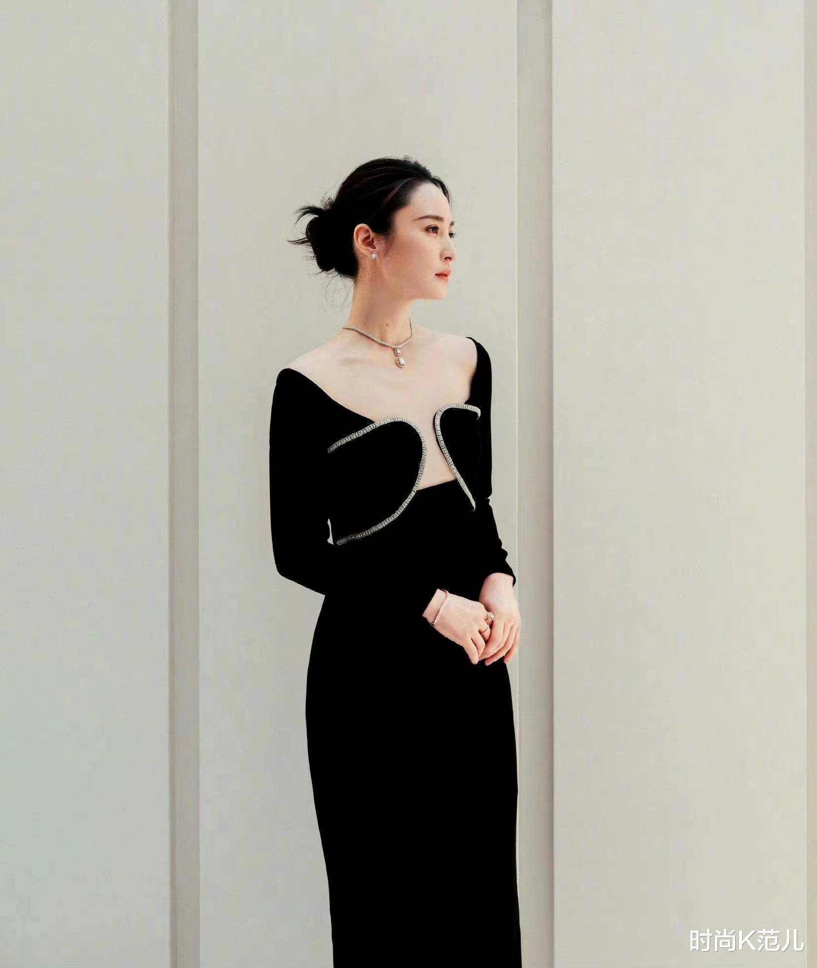 蒋勤勤出席活动,穿一条黑色露肩长裙,温柔优雅美得出众!