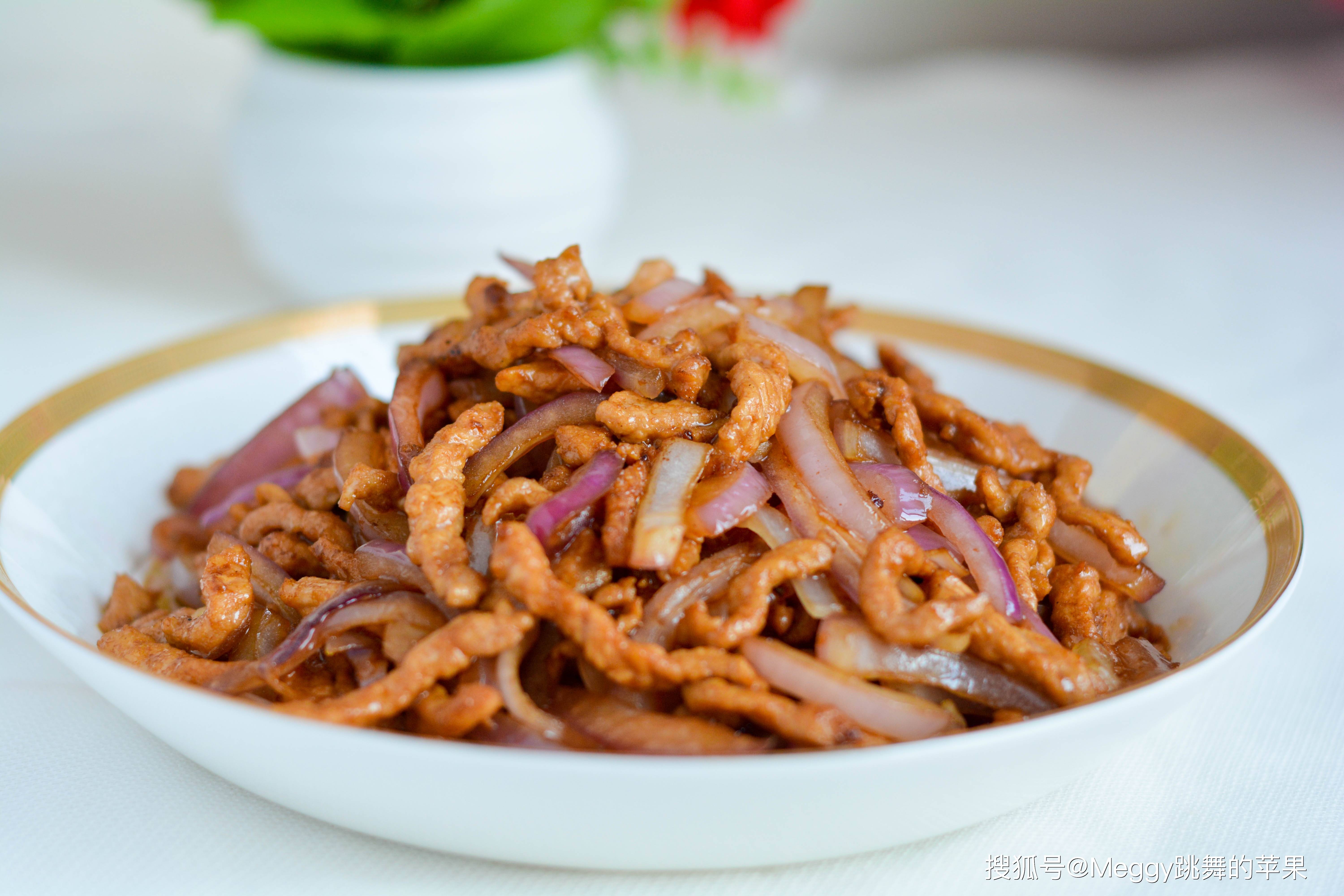 2道春天爱吃的快手炒菜,富含维c钙铁蛋白质,浓香脆嫩太开胃了_洋葱