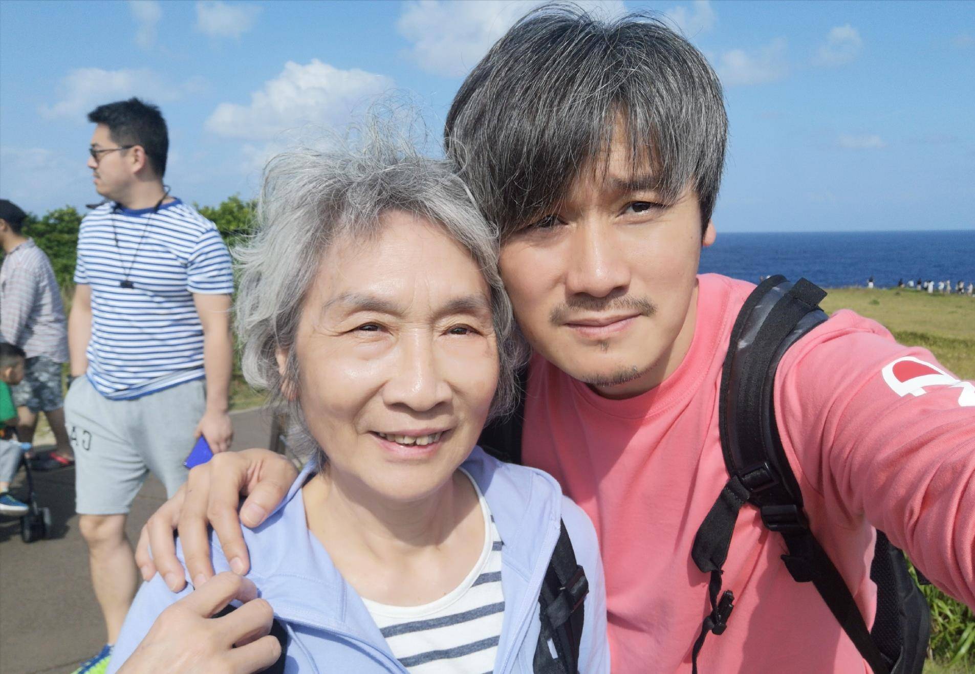 周铁:做音乐16年一直不火,40岁转行当演员,如今52岁仍未婚_父母_嗓音