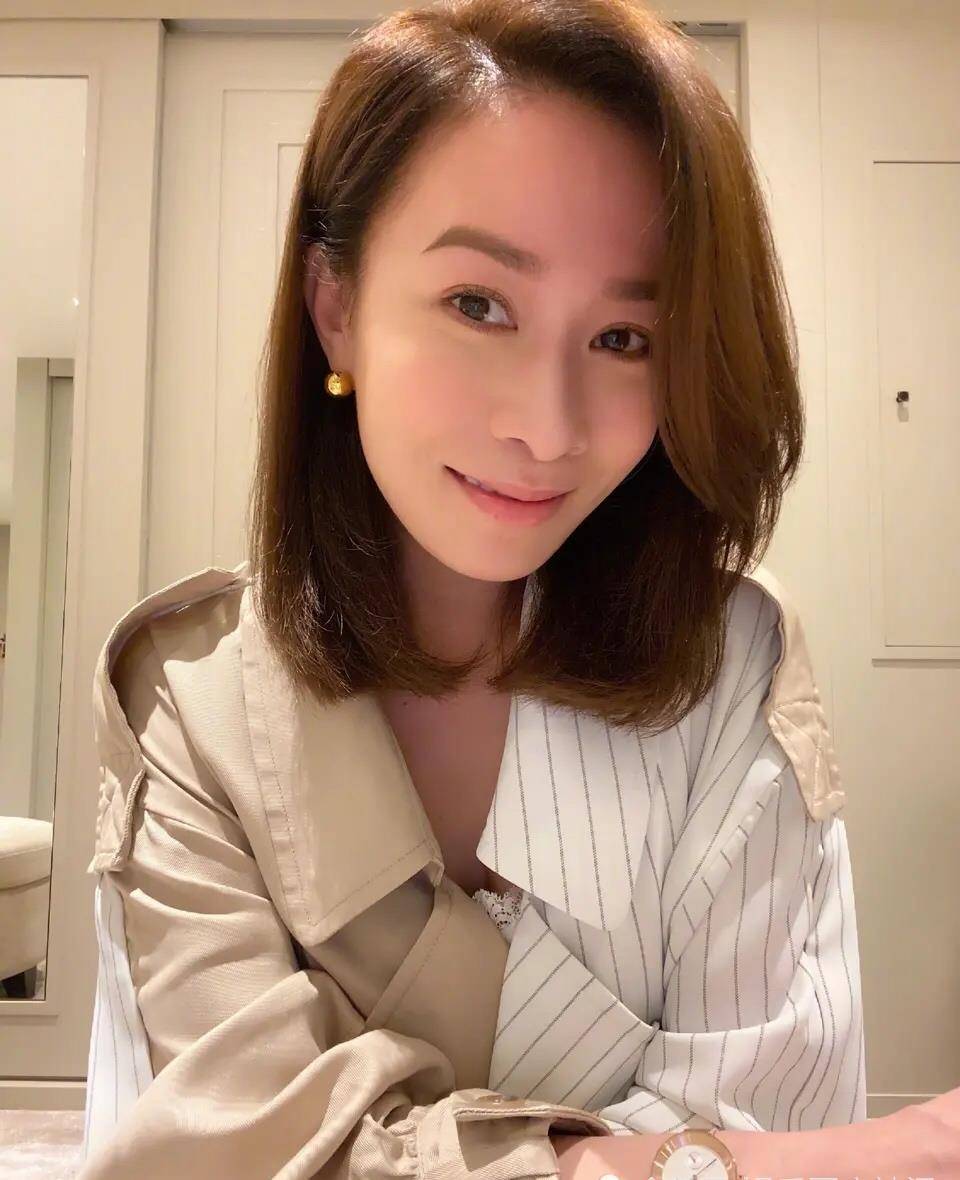 近日,港星佘诗曼在个人社交平台晒出一张自拍照,引发网友关注.