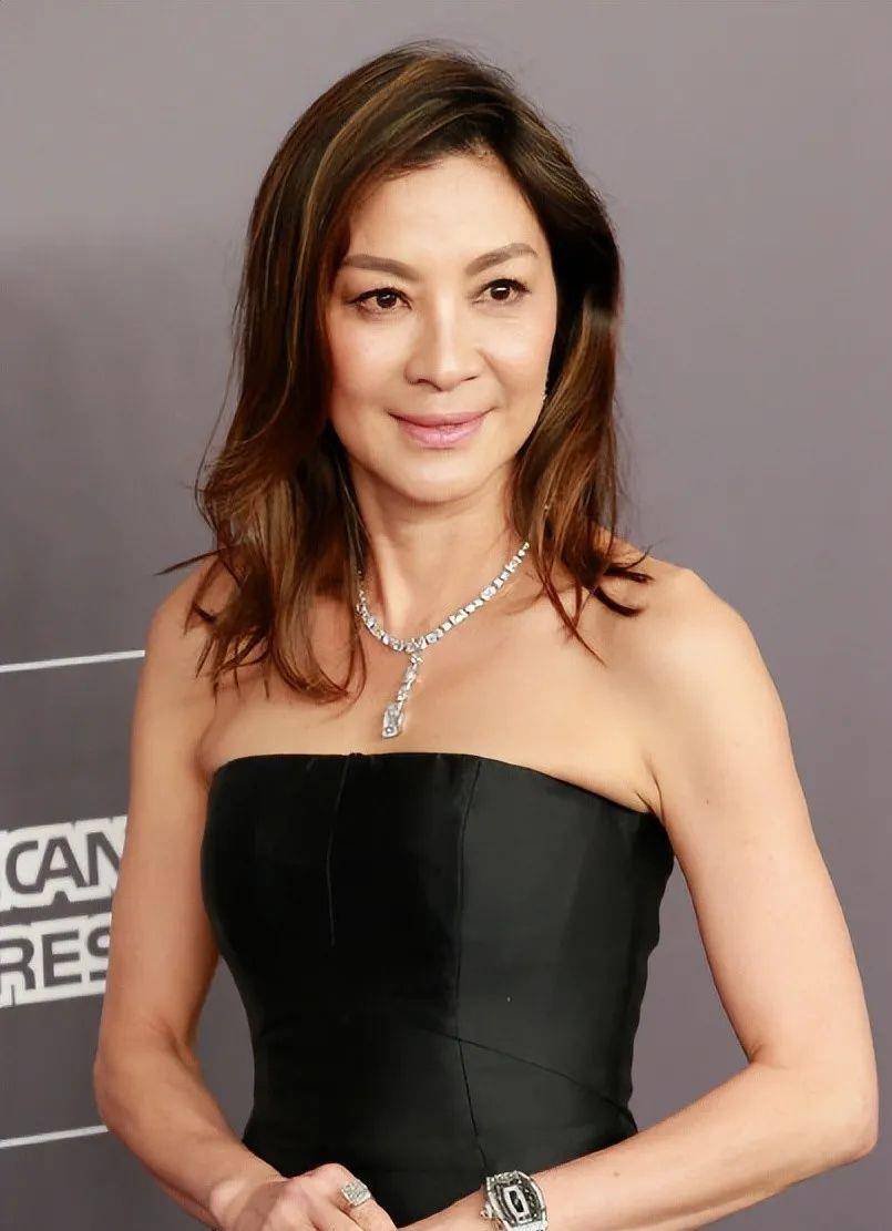 60岁杨紫琼穿礼裙太惊艳,黄圣依沈梦辰被抢风头_造型_时尚_黑色