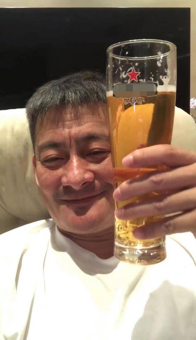 6杯酒暴露真相,景岗山和老婆分居生活?网友表示身边无人关心!