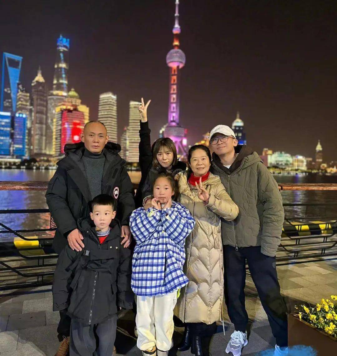 杨迪力争清白,说这个照片实际上是他的妹妹