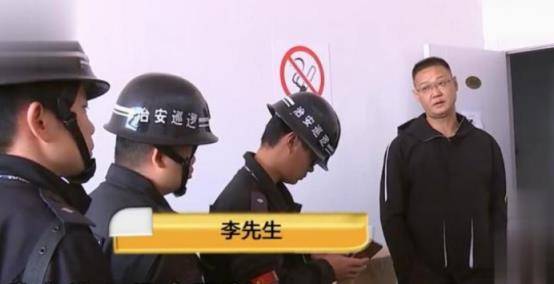 为了拿到5000元的工资，男子甘愿舔地板上烟灰，老板：我能拦着他吗