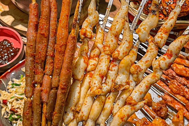 烤海螺,鲍鱼,八蛸腿儿拨了壳直接串串烤,满口鲜浆,还有奢侈的烤海肠