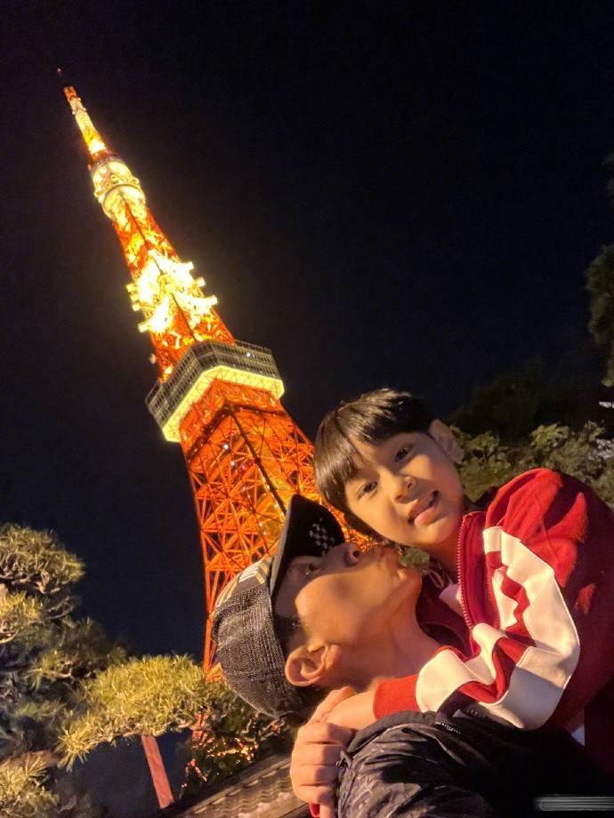 吴尊全家游东京,neinei高瘦美似超模,max投喂姐姐冰淇淋好暖心67