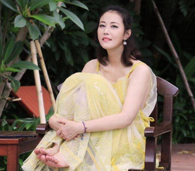 53岁周海媚和心爱的狗狗同框,女神风范依旧,可惜还没生孩子