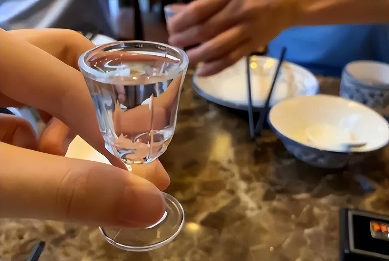 正式酒会,有人"左手拿杯"向你敬酒是啥意思?