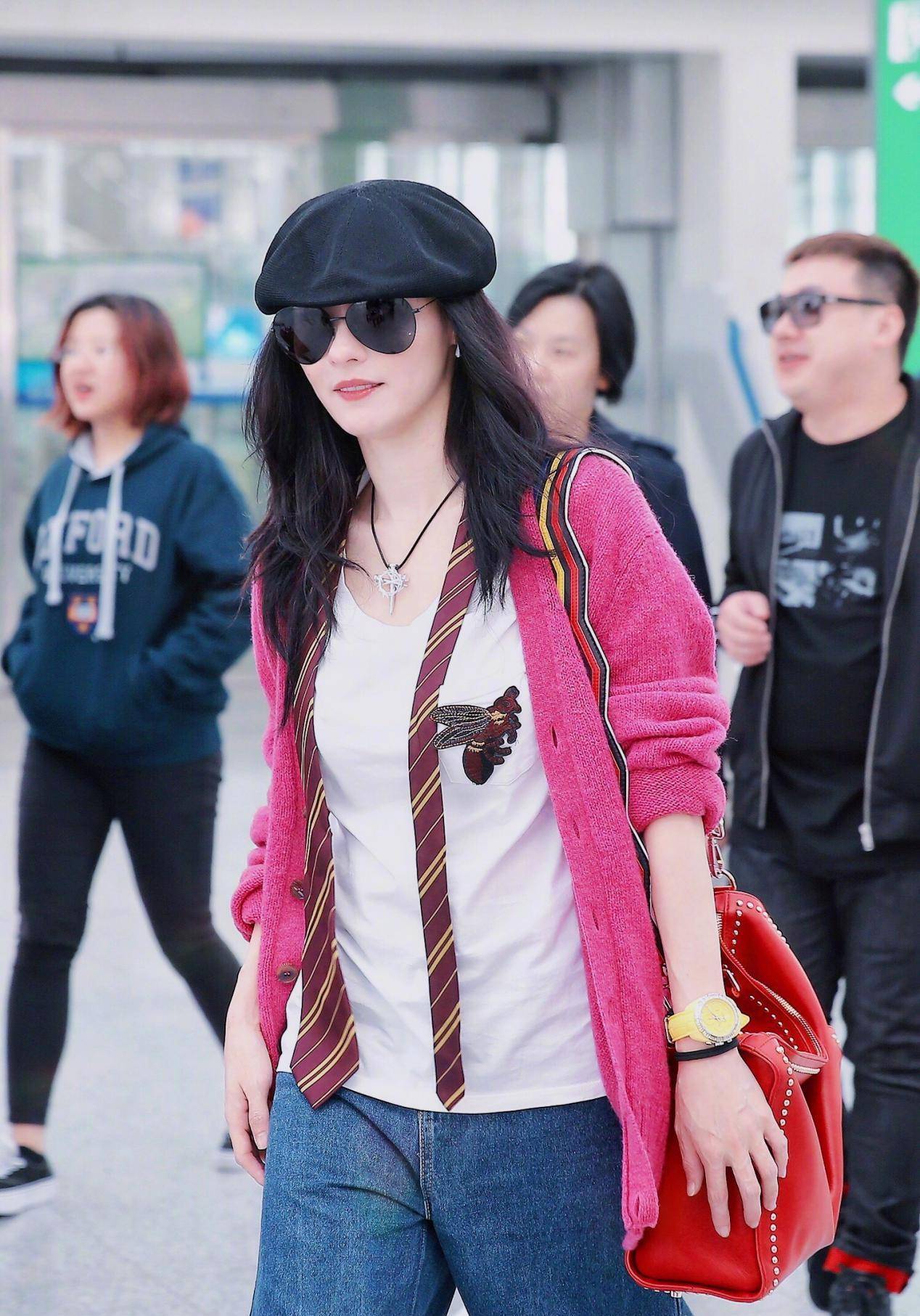 张柏芝近照曝光,微卷发搭配无袖白裙知性优雅,盛世美颜风采不减_白色