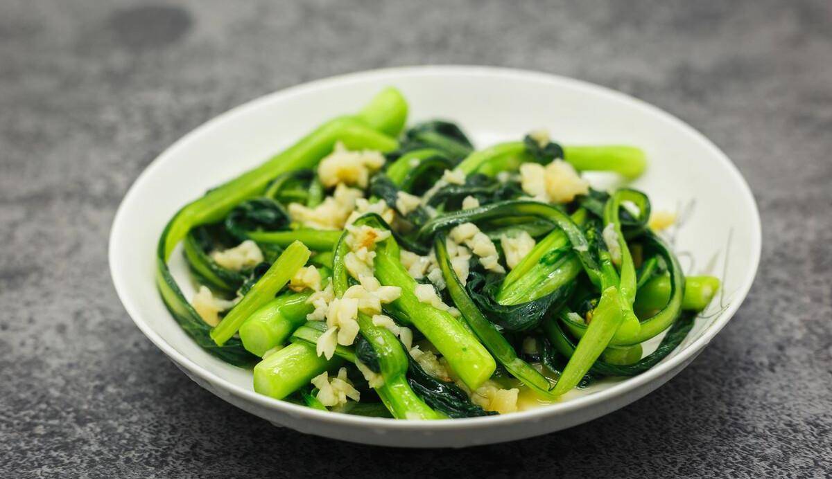 蒜蓉炒菜心红枣枸杞鸡汤汤煲中加水,先放入红枣,枸杞煮沸.