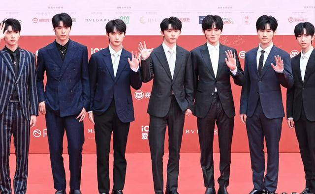 刘耀文晒近照,西装造型凸显身材气质,与宋亚轩合照惹争议_队友_关系