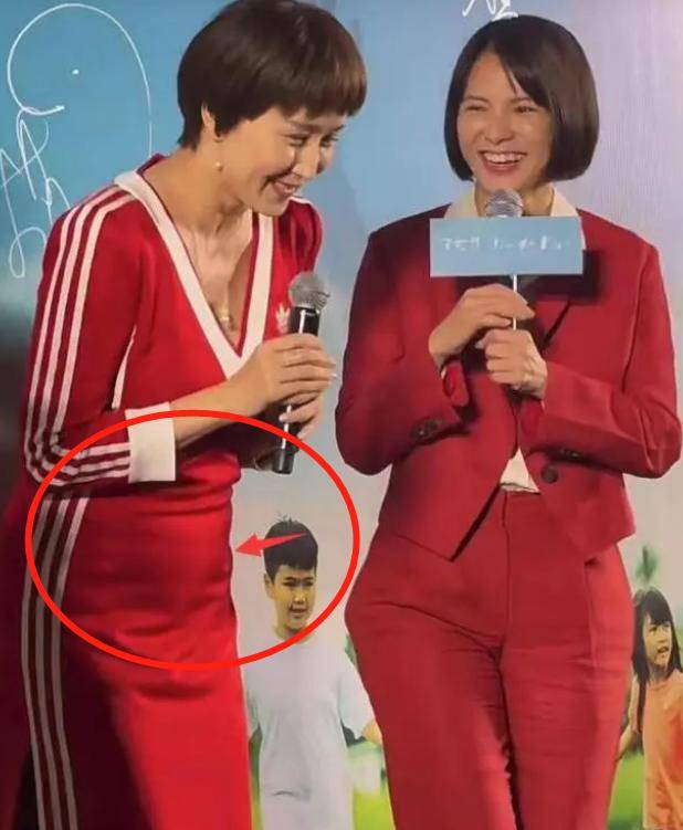 44岁胡静近况曝光,脸僵脖子粗身材似水桶,小腹凸起被疑怀孕_观众_其他