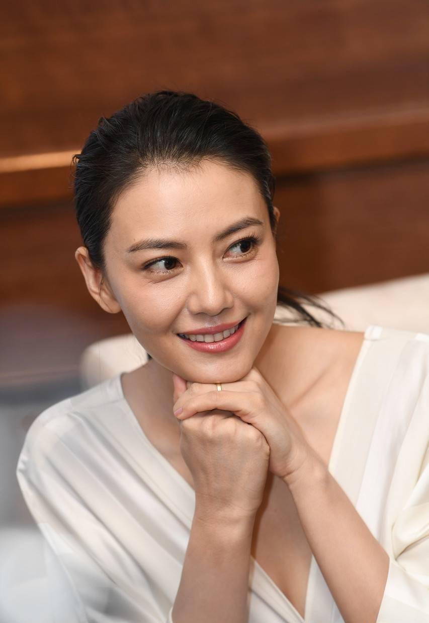 高圆圆的锁骨和美背让人眼前一亮,网友:赵又廷眼光真好_娱乐_头条