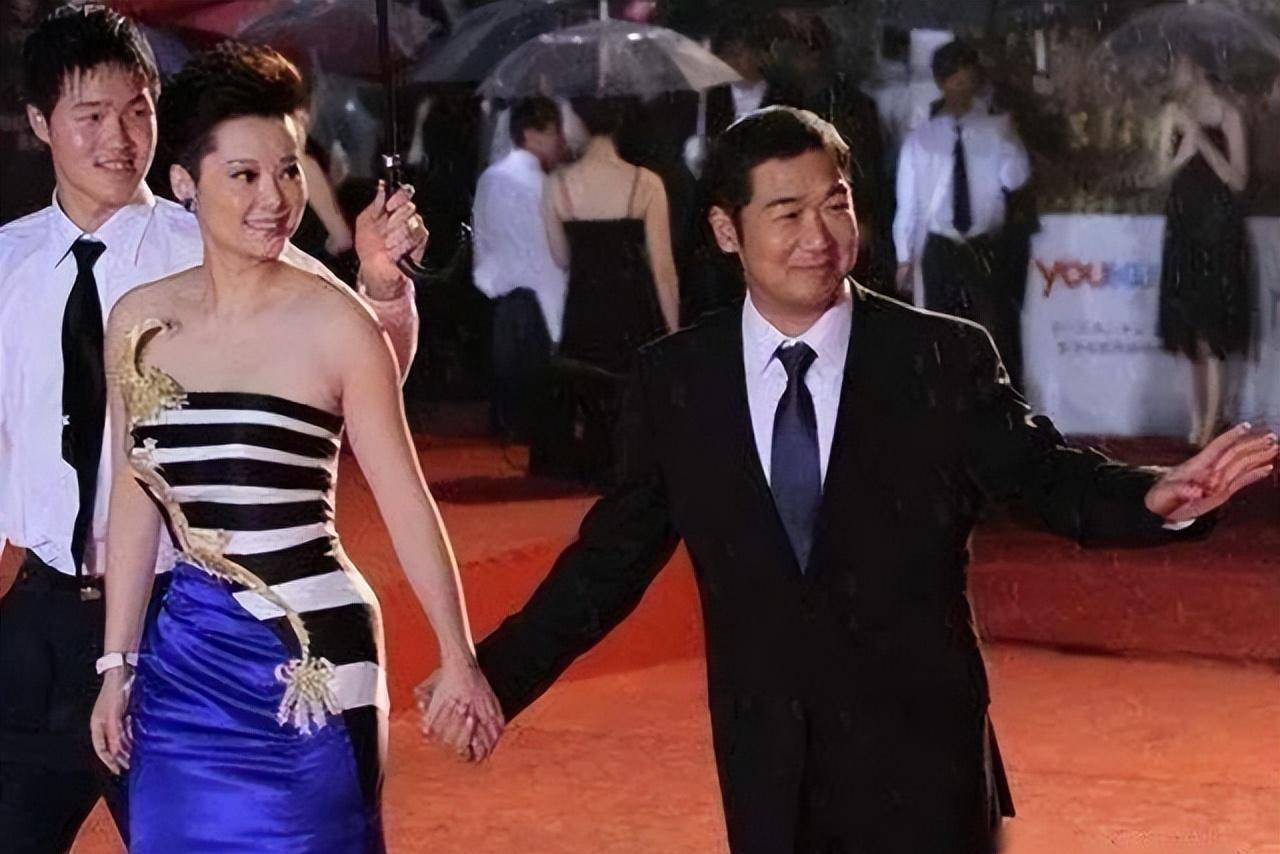 和富商恋爱多年的袁立,为何最后嫁给了一贫如洗的诗人梁太平?