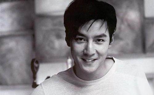 吴彦祖近照发福胖太多!