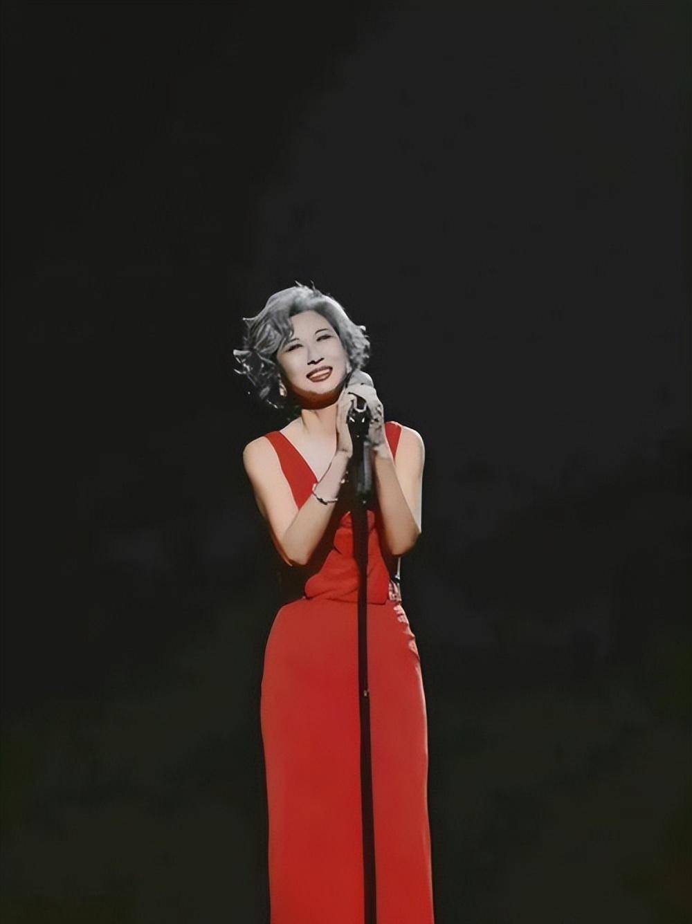 从年轻到老都时尚,但为何叶倩文,却可以优雅地老去?_风格_身材_下图