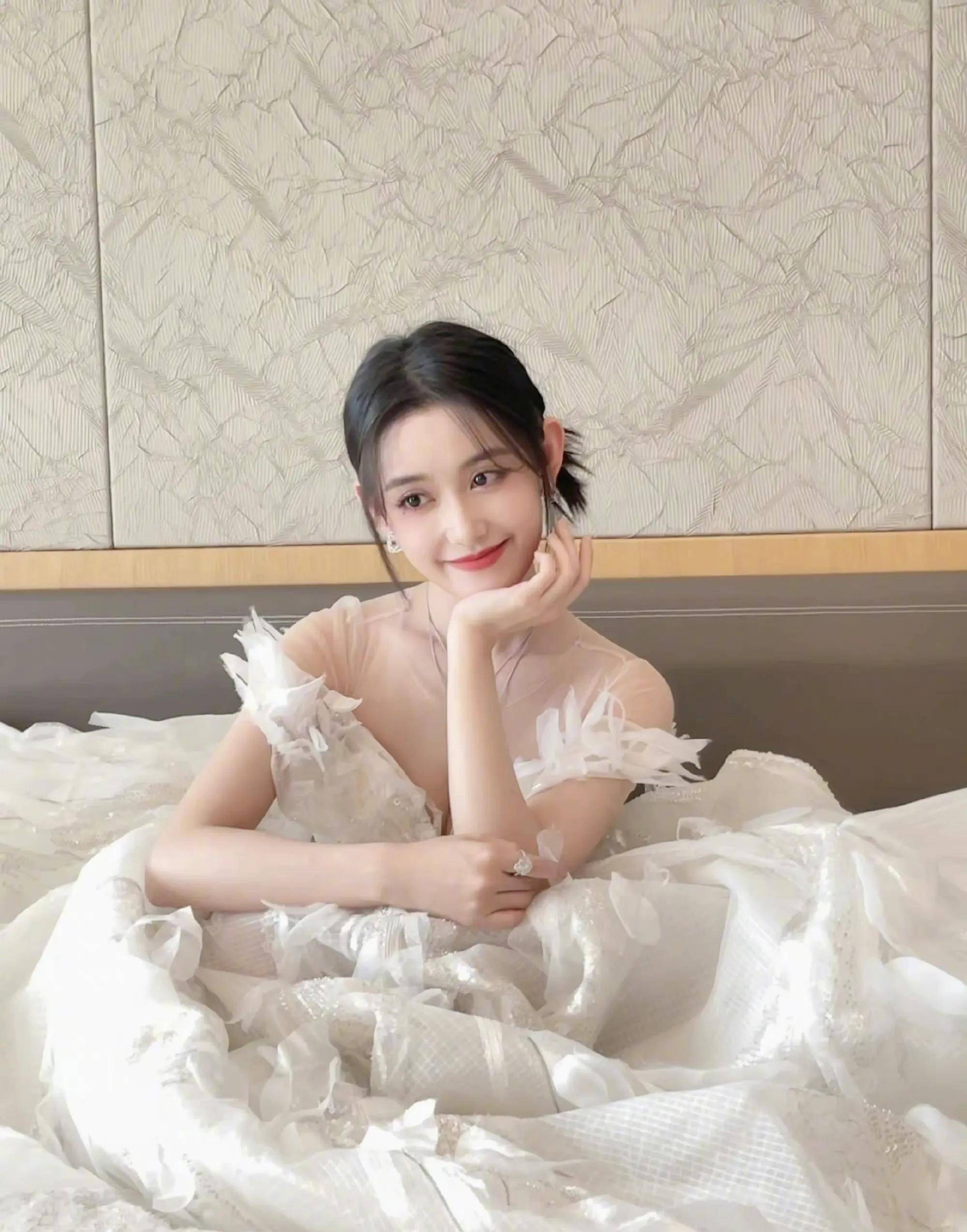 蒋依依穿白色镂空透视羽毛长裙 清纯甜美 灵动温柔_少女_设计_裙摆