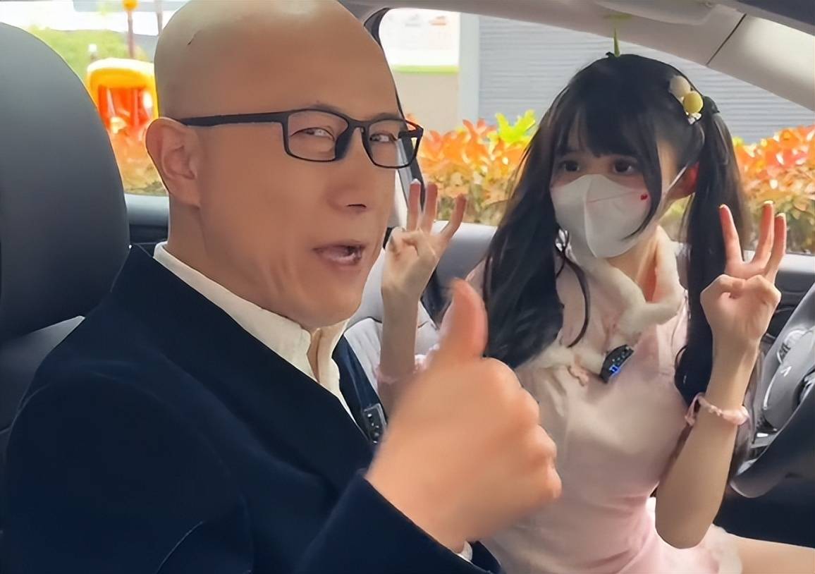 蔡萝莉拜师虎哥说车,安全裤外穿,走路碰膝盖引争议,网友:封杀_其他