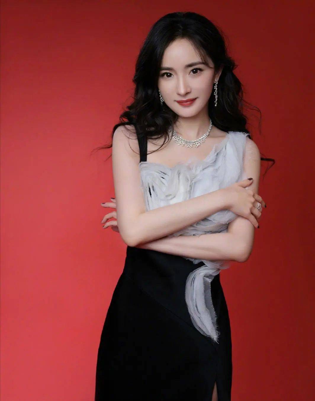 经典黑白配长裙造型独特,大波浪迷人又养眼_女生_个性_的设计