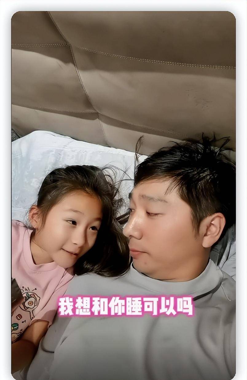 扮奥特曼接对方放学,女儿一脸尴尬不敢认_陈大愚_妻子_孩子