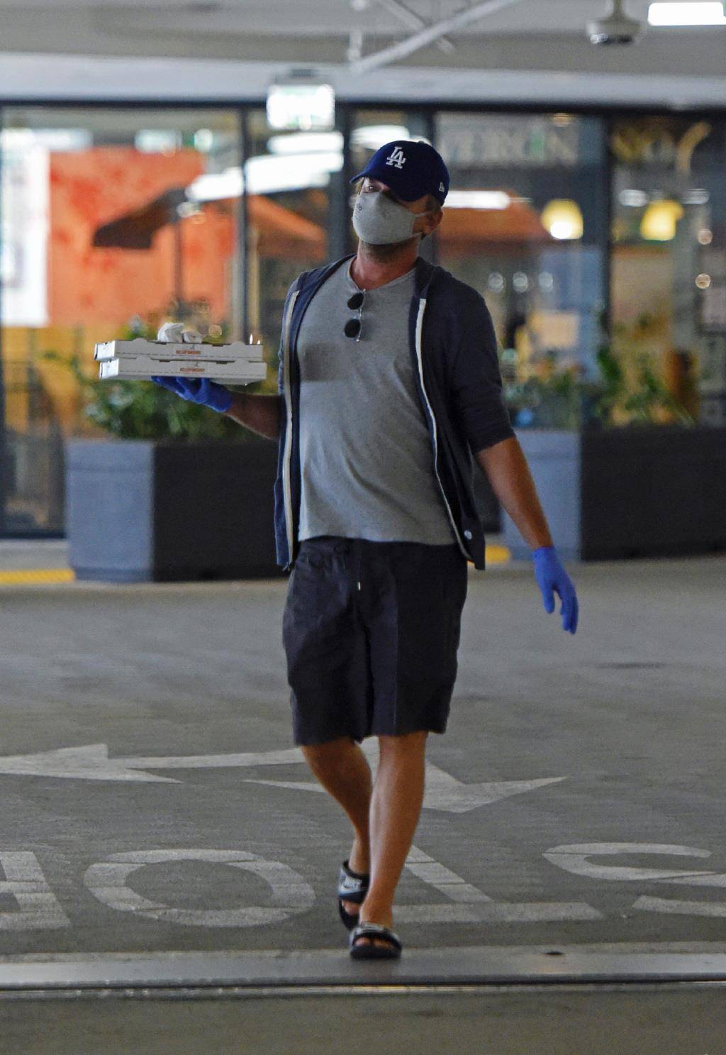 46岁"小李子"莱昂纳多逛街,推车里全是高热量食物_疫情_感觉_女友