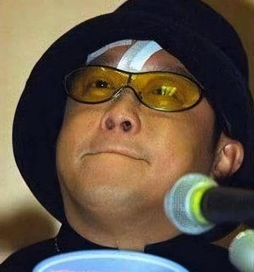 地被打曾志伟刚从酒吧门口出来网友纷纷猜测她的身世但不敢邀请容祖儿