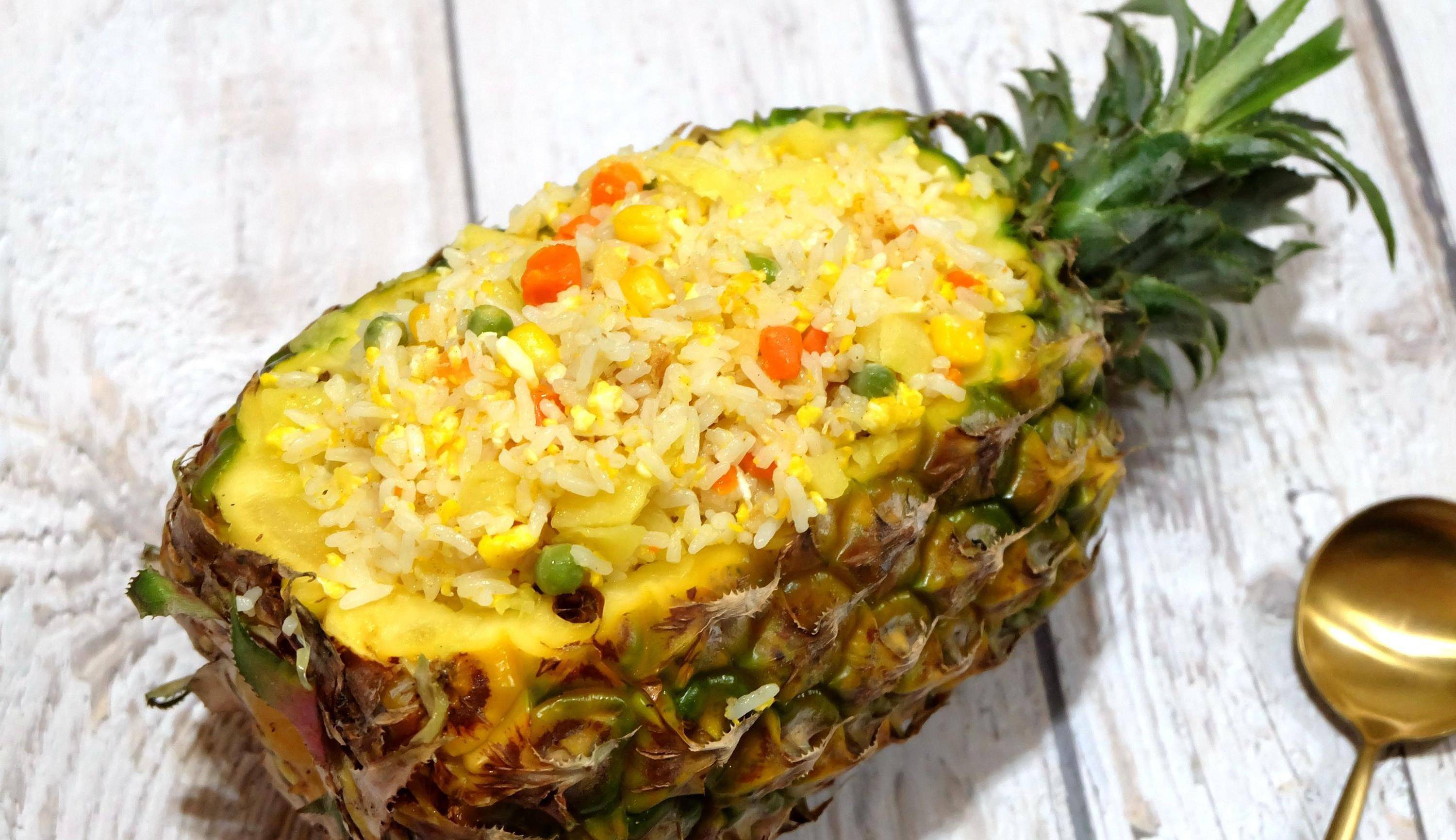 15块钱买了一个大菠萝,给女儿们做了菠萝饭,香甜美味真好吃_做法_妈妈