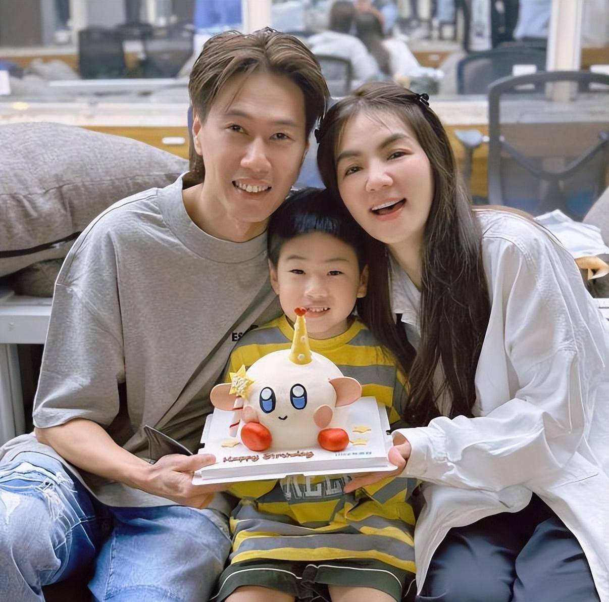 陈嘉桦儿子庆祝6岁生日,赖斯翔苍老很多,在selina派对上切蛋糕_孩子