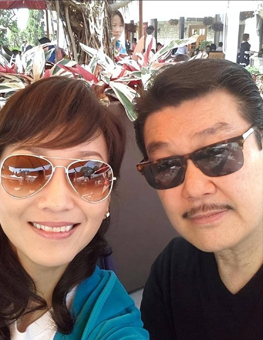 长子46岁次子43岁,小儿子36岁,个个让她骄傲_黄锦燊_黄汉伟_上海滩