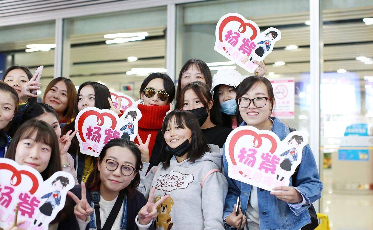 粉丝在泰国偶遇杨紫 杨紫一身全黑look十分低调,热情与粉丝合照_明星