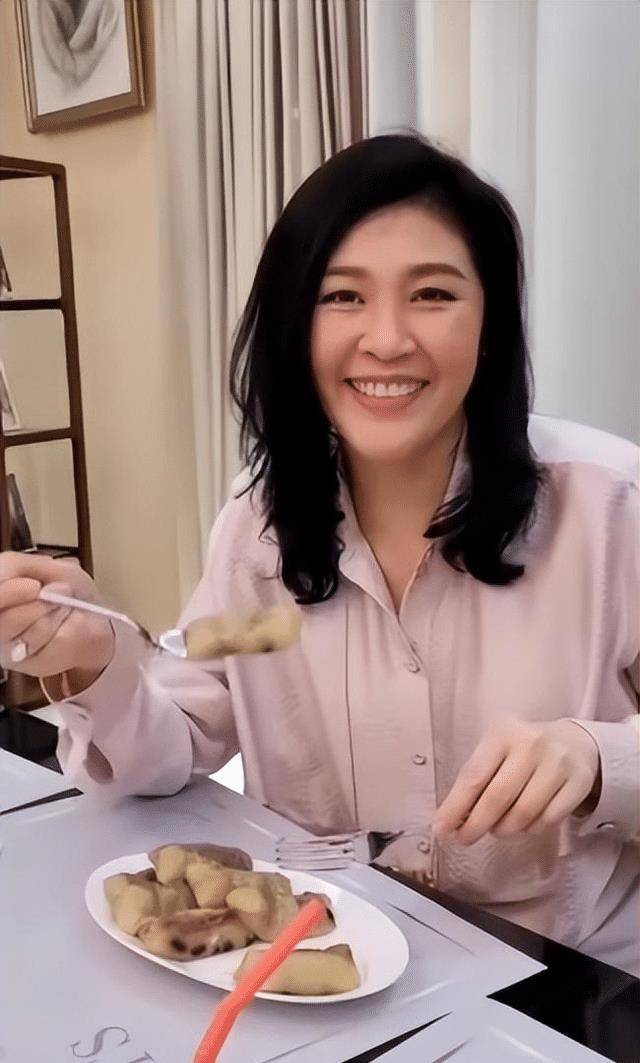 55岁英拉退休后快成美食家!