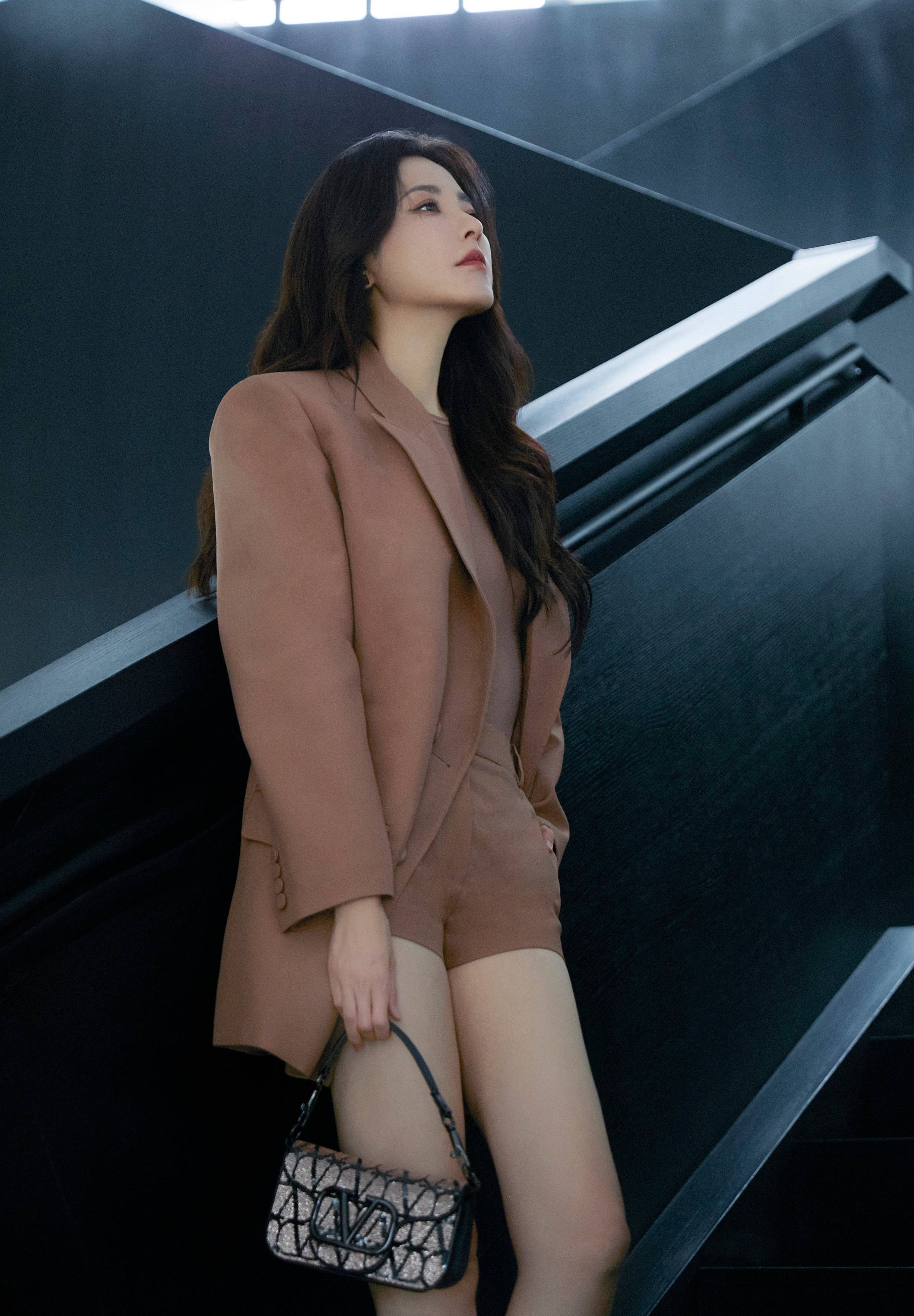 曾黎灰色职业装大长腿性感写真_身材_岁月_杀猪刀