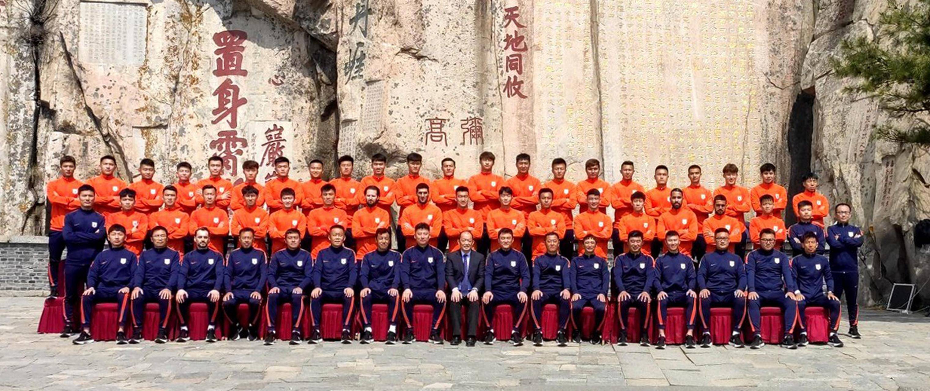 中, 金敬道未能代表球队参加比赛,甚至在山东泰山队新赛季全家福中,也