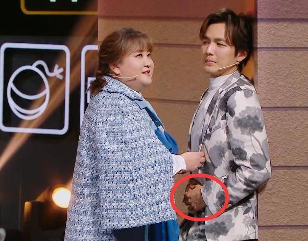 贾玲壁咚钟汉良,男方手放的位置太抢镜,素质是装不出来的_时候_王牌