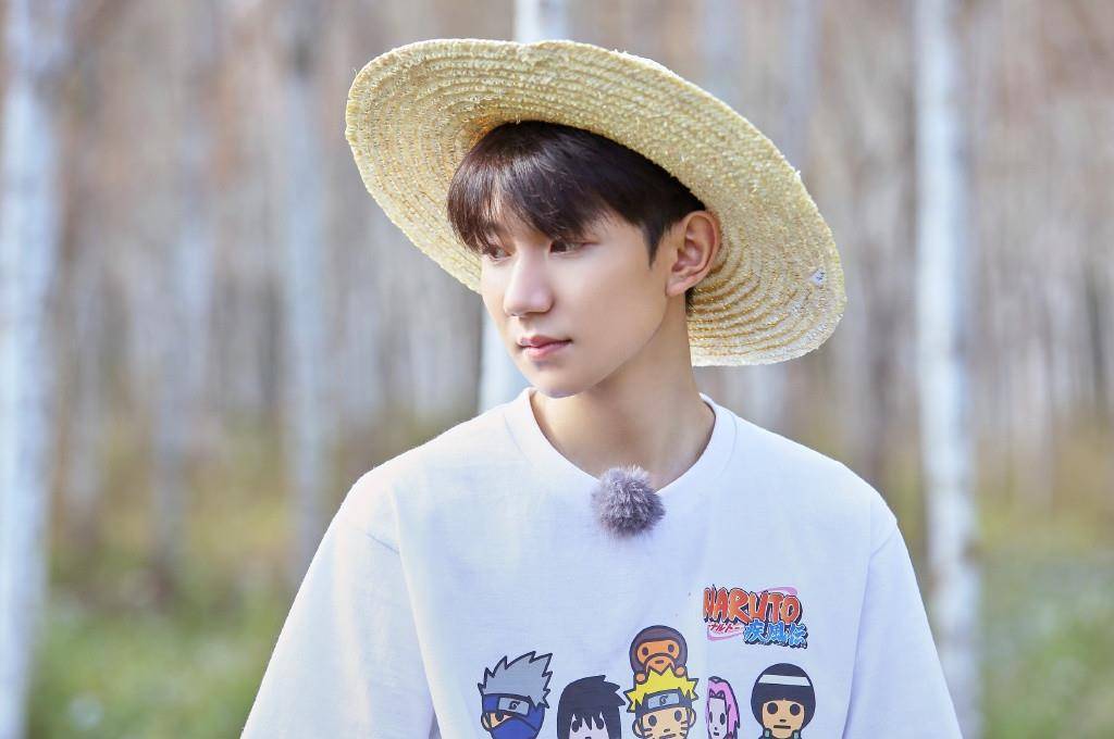 王源的面部表情太灵活,做了一个连贾乃亮和杨超越都学不会的动作_生活