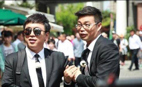 《向往的生活》里也能看到他和黄渤大秀友情,一起跳了雷人欢快的"魔性