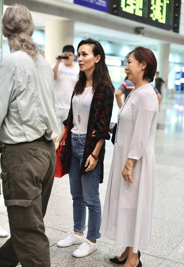 卢靖姗携女出发录制《浪姐4》,时尚优雅,婆婆在一旁帮忙照料!