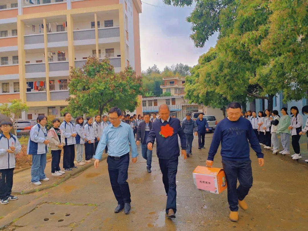 兴国县鼎龙逸挥中学:花红情更深,薪火永相传_刘长荣_讲台_春风