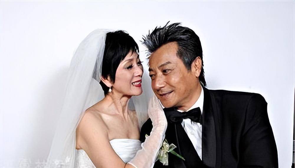 为哄初恋现啃教科书,恩爱54年0绯闻,老戏骨石修赚钱全交给老婆_黄茹丽