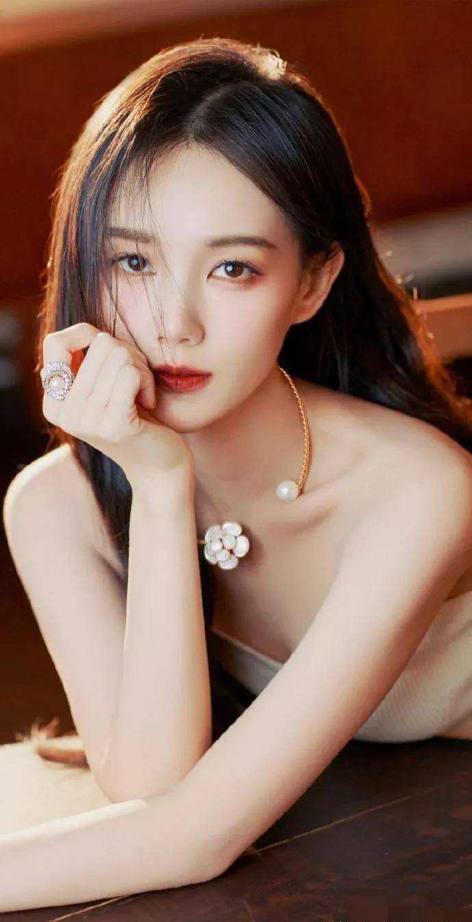李一桐性感照流出,妩媚动人,网友:做不到的女神!_明星_娱乐_头条
