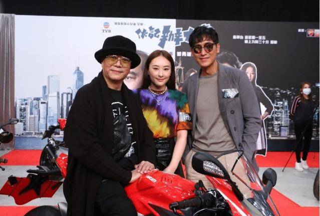 其实《伙》播出至今,关于马德钟与陈滢之间相差21岁的"忘年恋"似乎更