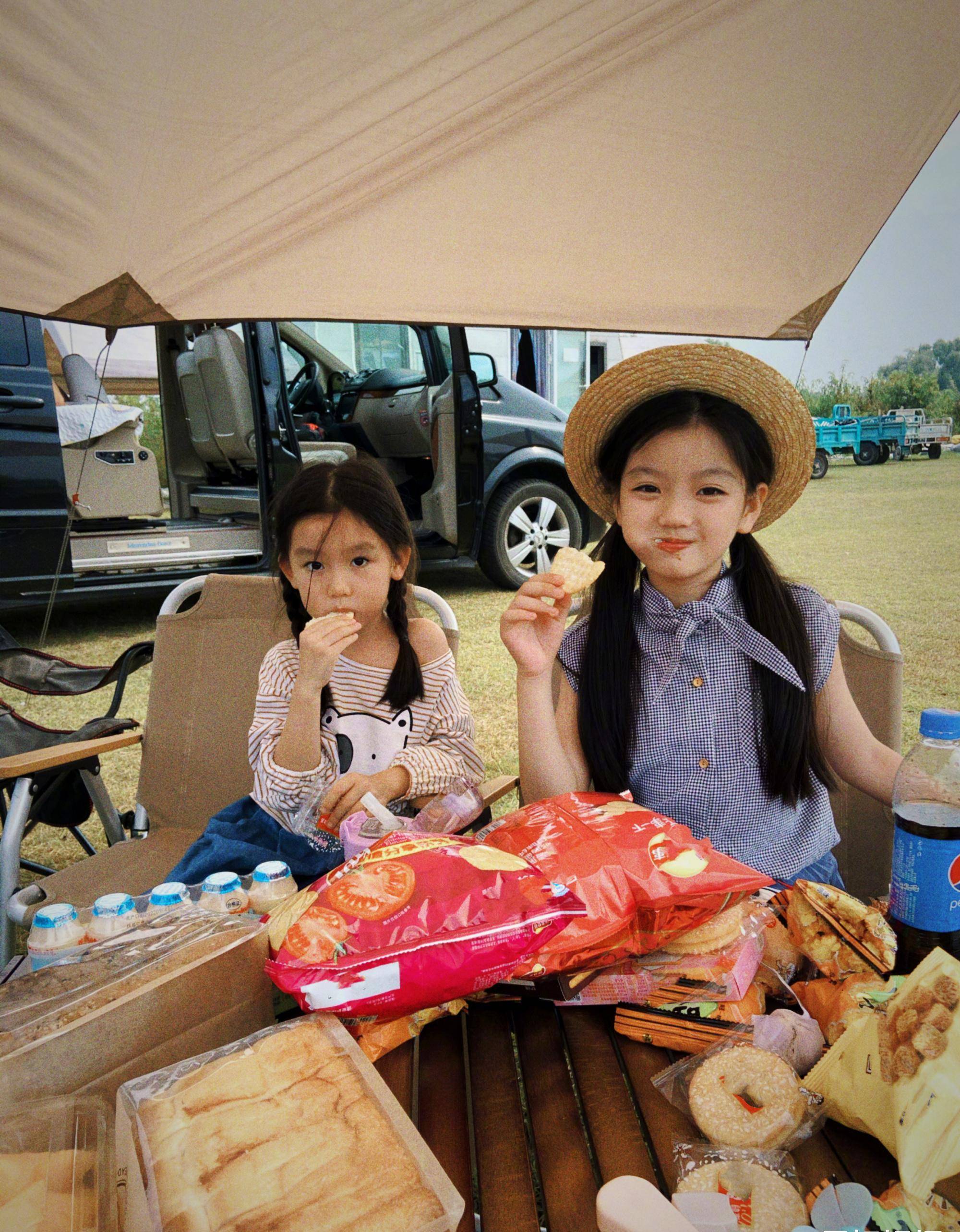 幸运的是,阿拉蕾并没有长残,这个月4号是她的十岁生日,妈妈晒出一组庆