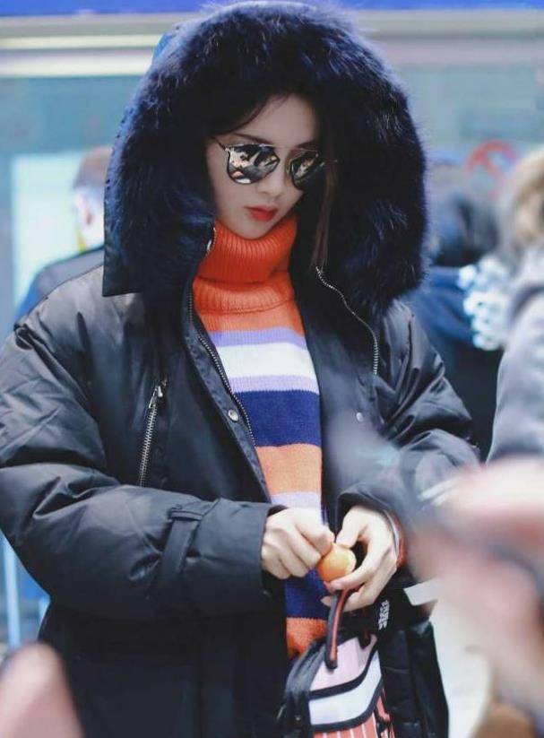 杨超越的冬装真可爱,紫色卫衣配毛绒帽裙可爱又减龄_衣服_气质_羽绒服