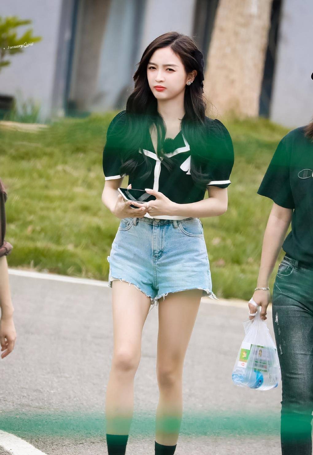 再来看看吴宣仪的其他造型吧!