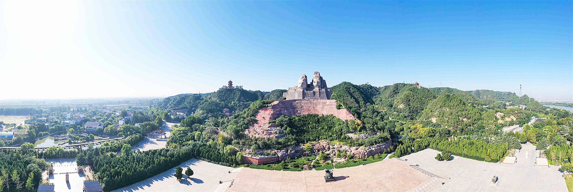 走进郑州黄河文化公园,花园口游览区,只见不少市民漫步母亲河畔踏青赏